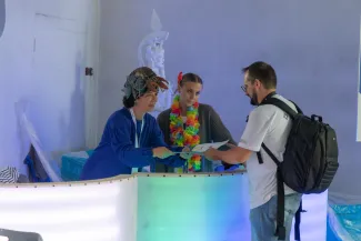 na zdjęciu osoby podczas gry miejskiej