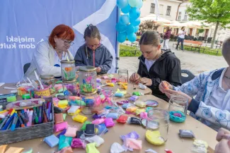 na zdjęciu osoby podczas gry miejskiej