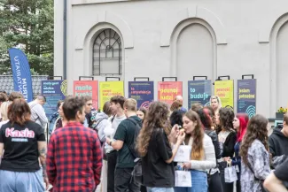 na zdjęciu osoby podczas spotkania