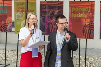na zdjęciu osoby podczas spotkania