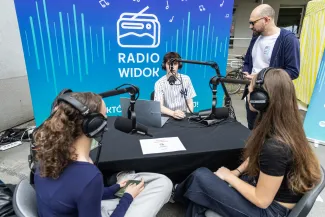 na zdjęciu osoby podczas spotkania
