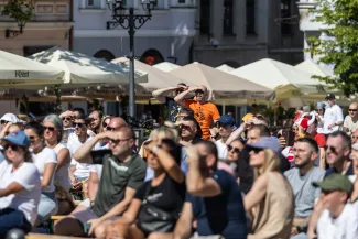 na zdjęciu osoby podczas kibicowania 