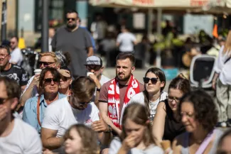 na zdjęciu osoby podczas kibicowania 