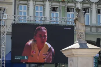 na zdjęciu osoby podczas kibicowania 