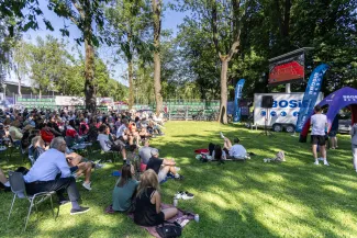 na zdjęciu osoby podczas kibicowania 