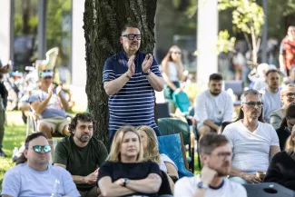 na zdjęciu osoby podczas kibicowania 