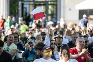 na zdjęciu osoby podczas kibicowania 