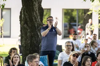 na zdjęciu osoby podczas kibicowania 