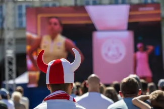 na zdjęciu osoby podczas kibicowania 