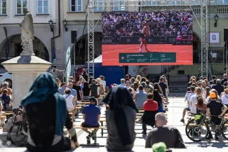 na zdjęciu osoby podczas kibicowania 