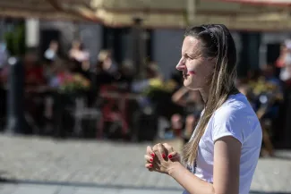 na zdjęciu osoby podczas kibicowania 