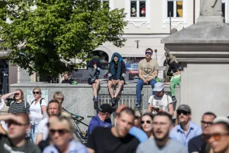 na zdjęciu osoby podczas kibicowania 