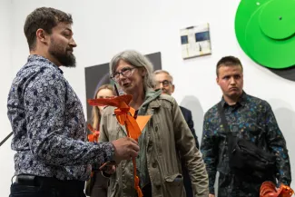 na zdjęciu osoby podczas wystaw