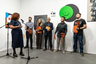 na zdjęciu osoby podczas wystaw