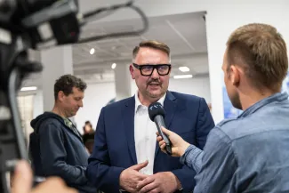 na zdjęciu osoby podczas wystaw