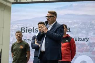 na zdjęciu osoby podczas pikniku