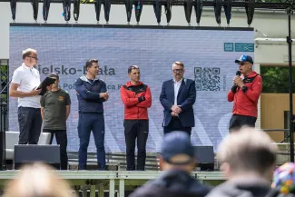 na zdjęciu osoby podczas pikniku