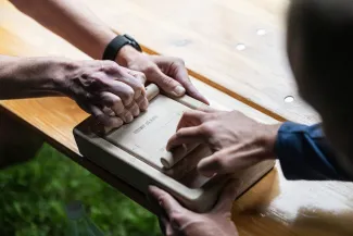 na zdjęciu osoby podczas pikniku