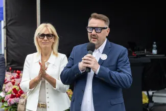 na zdjęciu osoby podczas pikniku