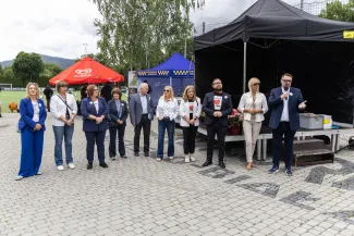 na zdjęciu osoby podczas pikniku