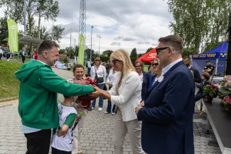 na zdjęciu osoby podczas pikniku