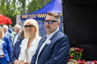 na zdjęciu osoby podczas pikniku