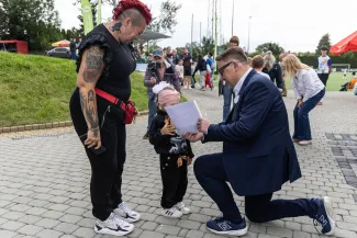 na zdjęciu osoby podczas pikniku