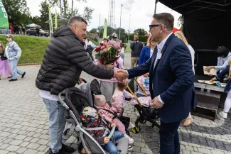 na zdjęciu osoby podczas pikniku