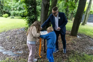 na zdjęciu osoby podczas pikniku