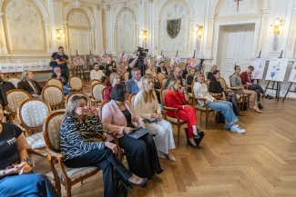 na zdjęciu osoby podczas spotkania