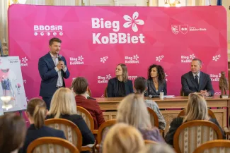 na zdjęciu osoby podczas spotkania