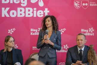 na zdjęciu osoby podczas spotkania