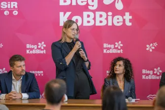 na zdjęciu osoby podczas spotkania