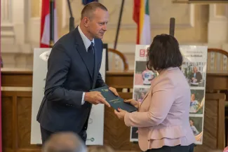na zdjęciu osoby podczas spotkania