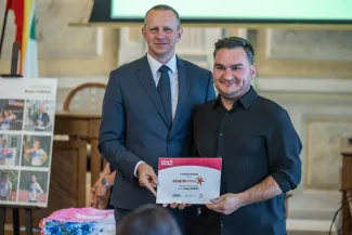 na zdjęciu osoby podczas spotkania