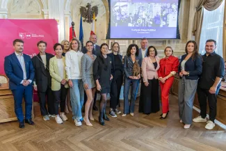 na zdjęciu osoby podczas spotkania