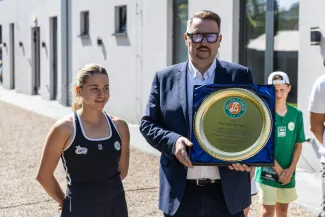 na zdjęciu osoby podczas przywitania Mai Chwalińskiej