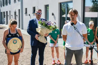 na zdjęciu osoby podczas przywitania Mai Chwalińskiej