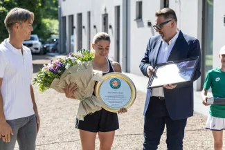 na zdjęciu osoby podczas przywitania Mai Chwalińskiej