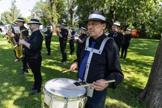na zdjęciu osoby podczas przywitania Mai Chwalińskiej