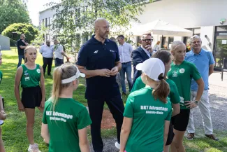 na zdjęciu osoby podczas przywitania Mai Chwalińskiej
