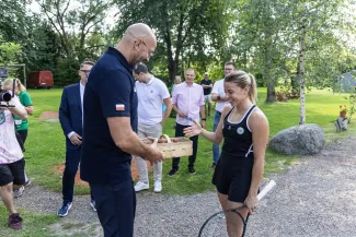na zdjęciu osoby podczas przywitania Mai Chwalińskiej