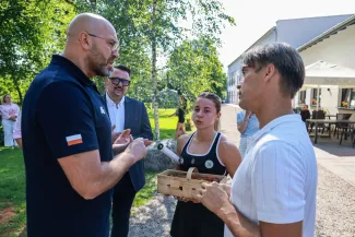 na zdjęciu osoby podczas przywitania Mai Chwalińskiej