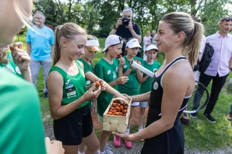 na zdjęciu osoby podczas przywitania Mai Chwalińskiej