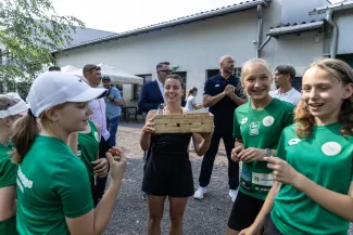 na zdjęciu osoby podczas przywitania Mai Chwalińskiej