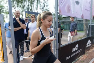 na zdjęciu osoby podczas przywitania Mai Chwalińskiej
