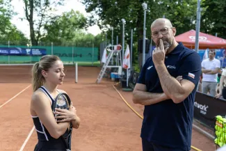 na zdjęciu osoby podczas przywitania Mai Chwalińskiej