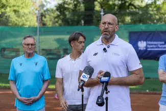 na zdjęciu osoby podczas przywitania Mai Chwalińskiej