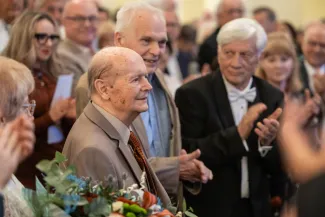 na zdjęciu osoby na scenie