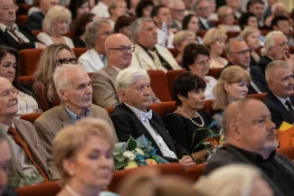 na zdjęciu osoby na scenie
